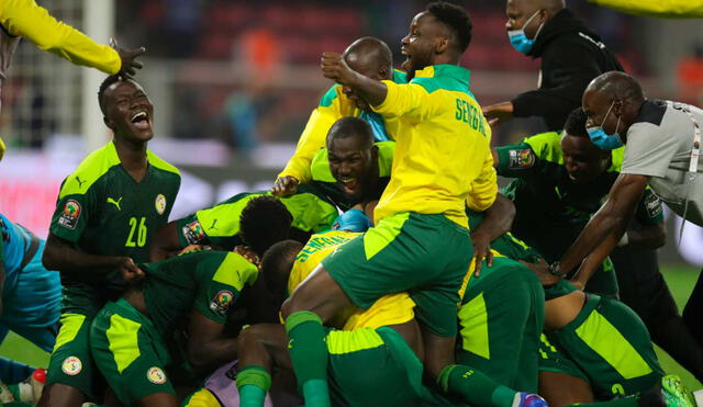 Senegal levantó su primera copa de la mano de Aliou Cissé, que antes fue jugador de los leones. Foto: CAF/Twitter