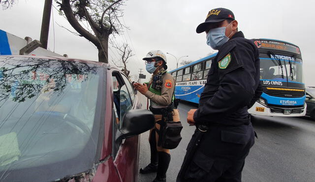 Conoce cómo saber tu récord de infracciones si conduces un carro en el Perú. Foto: URPI-GLR