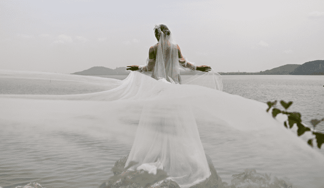 Soñar con un vestido de novia tiene diferentes significados e interpretaciones, los cuales varían de acuerdo con las circunstancias de la persona. Foto: Héctor Retamal / AFP