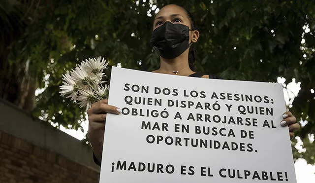 Una persona muestra un cartel durante una protesta pacifica en las inmediaciones de la embajada de Trinidad y Tobago el martes, 8 de febrero, en Caracas (Venezuela). Foto: EFE