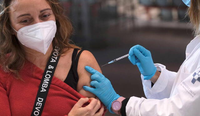 Una mujer recibe su dosis de refuerzo contra la COVID-19 con la vacuna de Moderna. Foto: EFE / Paco Paredes