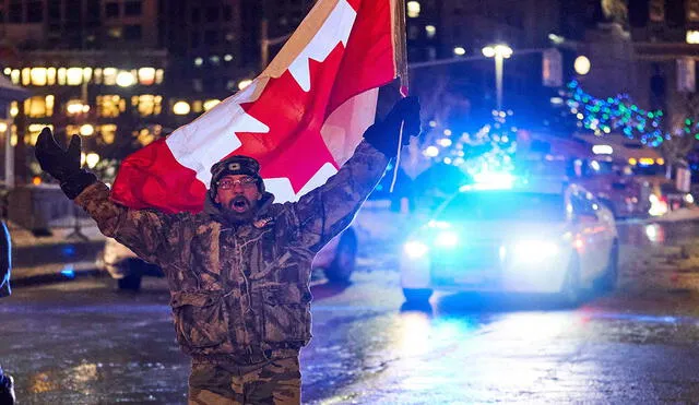 Los manifestantes antivacunas ocupan el centro de Ottawa con camiones pesados y proclaman que nadie les va a sacar de la ciudad. Foto: EFE
