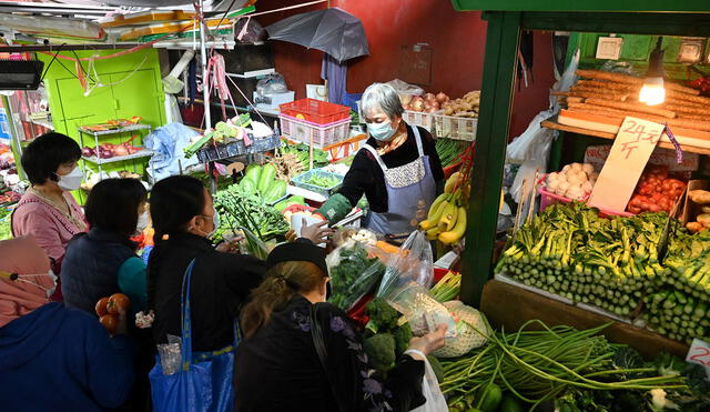 Los compradores compran verduras al día después de que muchas tiendas se quedaron sin algunos productos en Hong Kong. Foto: AFP