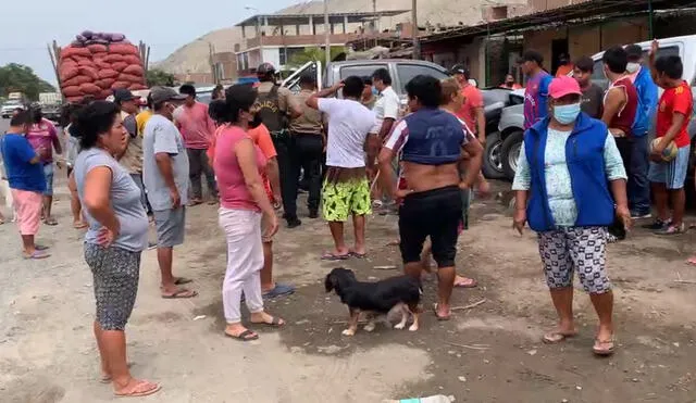 Familiares, amigos y vecinos impidieron que la camioneta causante del accidente sea retirada del lugar. Foto: captura de video/El Reportero