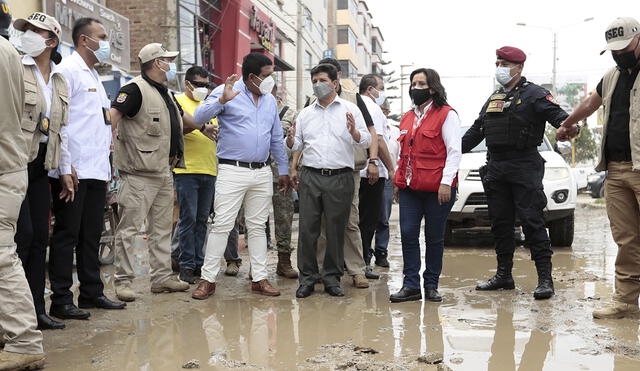 En su recorrido, Castillo Terrones no solo observó montículos de basura y obras inconclusas, sino, también, colapso de desagües. Foto: Presidencia del Perú