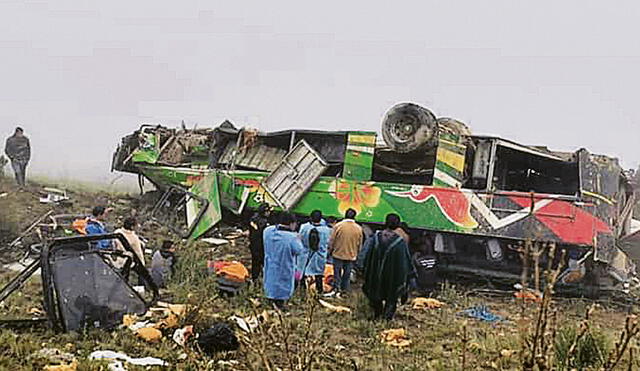 Tragedia. Asi quedó el bus. La PNP cree que el accidente se debió al mal estado de la vía. Foto: difusión
