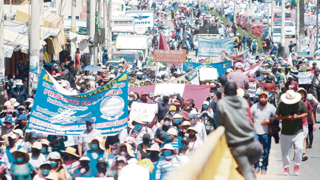 Comerciantes del Avelino salieron en rechazo a la bandas extranjeras. Foto: Zintia Fernández/ La República