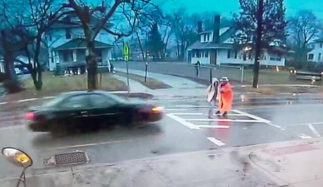 Policía de tránsito pone en riesgo su vida para salvar a niña de un accidente en plena vía. Foto: captura de YouTube.