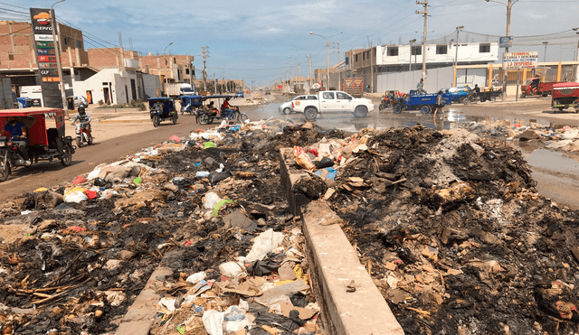 Pobladores quemaron los desperdicios arrojados entre las avenidas Chiclayo y la Despensa. Foto: Rosa Quincho/ La República