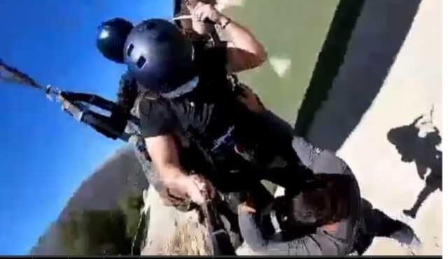 Instructor vuelva sin ninguna proteccion al ser llevado por el fuerte aire. Foto: captura de YouTube.