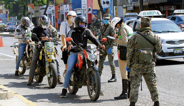 Apoyo. PNP asegura que prohibir la circulación de dos personas en una moto facilitaría el combate contra la delincuencia. Foto: Jaime Mendoza / La República