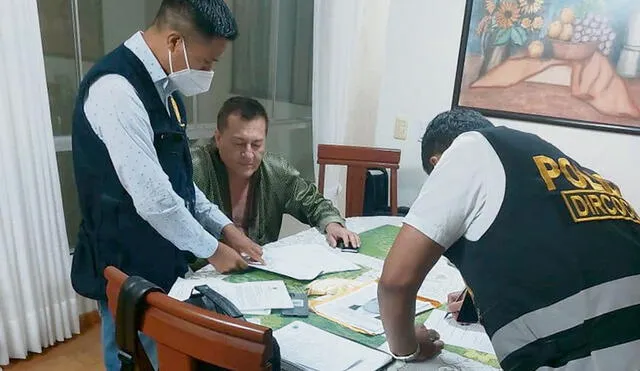 Diligencia domiciliaria. El gerente general de Petroperú, Hugo Chávez Arévalo, durante el operativo policial en su residencia. Foto: difusión