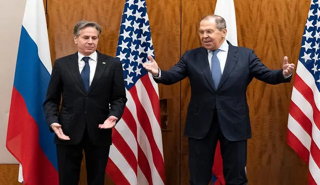 Lavrov (d) y Blinken se reunieron el mes pasado en Suiza para abordar la crisis de Ucrania. Foto: AFP
