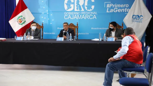 Gobernador Mesías Guevara y José Pino de Provías consolidan convenio para mantenimiento de carreteras. Foto: GORE Cajamarca