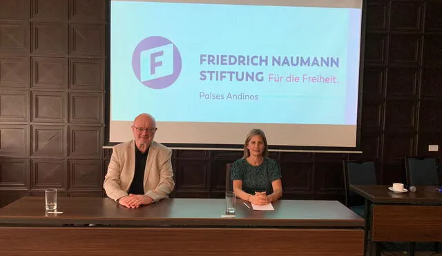 El director regional de la Fundación Friedrich Naumann, Jörg Dehnert, junto a la presidenta del Congreso, María del Carmen Alva. Foto: Facebook / Fundación Friedrich Naumann