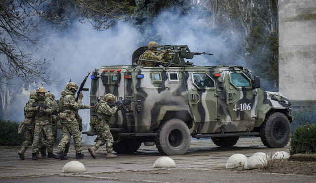 Más de 1.000 policías y guardias nacionales ucranianos participaron de maniobras tácticas al sur del país este 12 de febrero. Foto: EFE