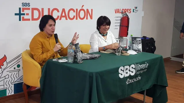 Acosta explicó que el libro es el resulto de una investigación de por lo menos 10 años y viajes a 4 ciudades en el mundo. Foto: LR