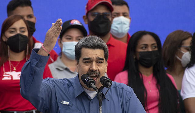 "Hugo Chávez que fue tan atacado en vida y todavía es atacado por una izquierda cobarde que aún le tiene envidia al ejemplo y al legado", dijo Nicolás Maduro a sus seguidores. Foto: AFP/Video: EFE