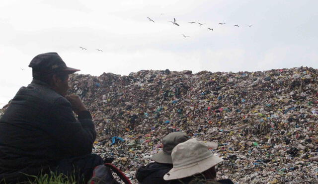 Mundo de basura.  En Jaquira depositan a diario 400 toneladas de basura que provienen de la ciudad de Cusco. Pobladores están hartos de hedores. Foto: La República