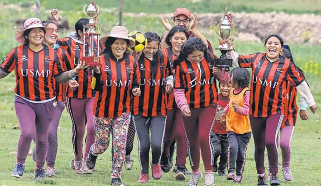El equipo de fútbol femenino de Chahuaytire ostenta el primer lugar de la liga distrital. Foto: Julio Angulo