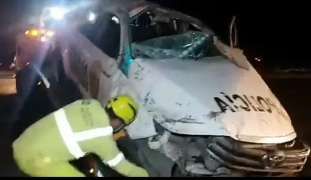 Patrullero fue impactado en la parte lateral por el bus. Foto: captura video radio Ke Buena Virú.