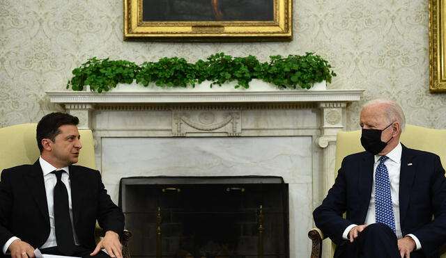 El presidente Joe Biden se reúne con el presidente de Ucrania, Volodymyr Zelensky, en la Oficina Oval de la Casa Blanca en Washington, DC. Foto: AFP