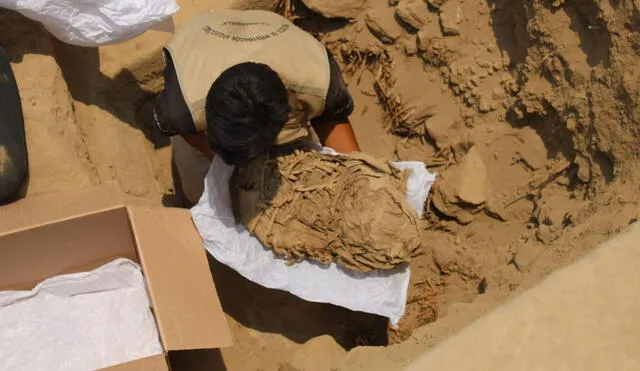 Momento en que es extraído uno de los fardos que contiene restos de un niño. Foto: Renzo Gonzales