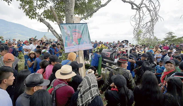 Dolor. Indígenas colombianos lloraron la muerte de José Albeiro Camayo, asesinado por disidentes de las FARC. Foto: AFP