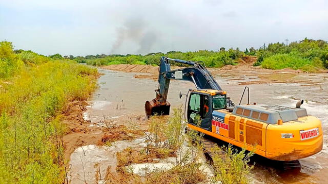 Con maquinaria pesada, realizan trabajos de limpieza y descolmatación del río Reque. Foto: MVCS.