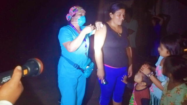 Personal de salud recorre casa por casa para vacunar en comunidades nativas de Condrocanqui. Foto: Red de Salud Condorcanqui.