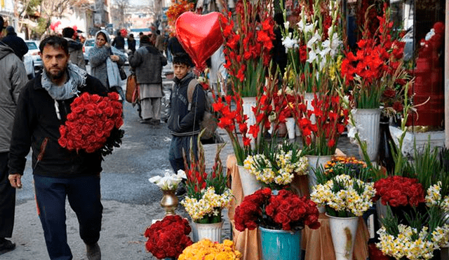 A pesar de las prohibiciones de los islamistas y el cierre de algunos mercados, muchos ciudadanos afganos festejaron San Valentín en la intimidad del hogar. Foto: AFP
