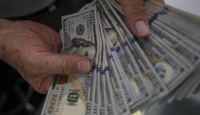 Conoce cuál es el precio del dólar en Perú hoy martes 15 de febrero del 2022. Foto: AFP