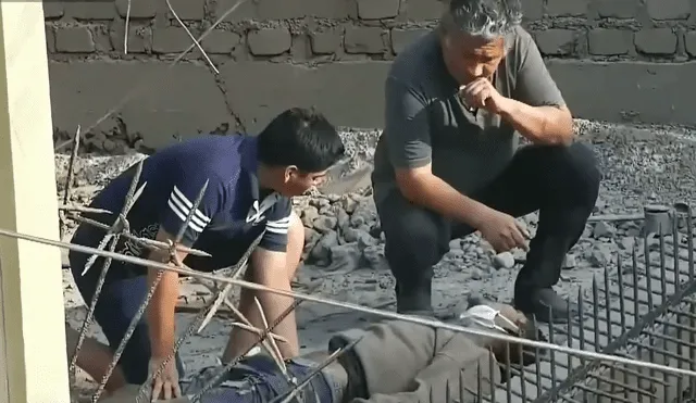 El sujeto fue auxiliado por los bomberos, quienes lo trasladaron al hospital Cayetano Heredia bajo custodia policial. Foto: captura de Latina