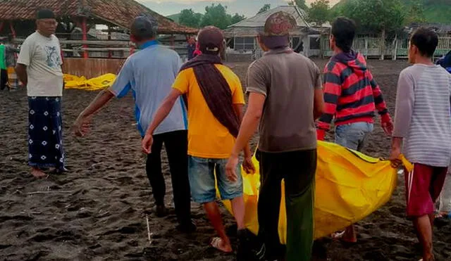 Los equipos de rescate recuperan los cuerpos de los peregrinos que murieron ahogados en la playa de Payangan. Foto: The Jakarta Post