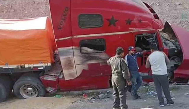 Pesada unidad se dirigía al puerto de Matarani en Arequipa. Foto: radio Uno