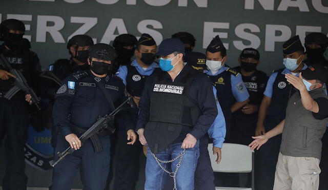 Autoridades presentan al expresidente hondureño Juan Orlando Hernández (c) en la Dirección de las Fuerzas Especiales tras su captura en Tegucigalpa. Foto: EFE