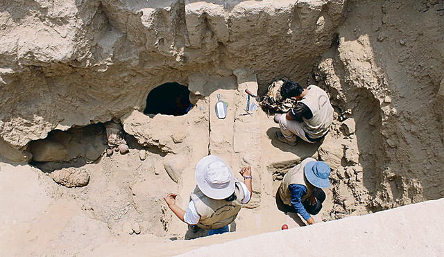 Los arqueólogos que dirigen la excavación sostienen que los cuerpos parecen guardar un vínculo con la momia, un hombre de 35 a 40 años perteneciente a la élite, fallecido entre los años 800 y 1.000 d. C. Foto: difusión