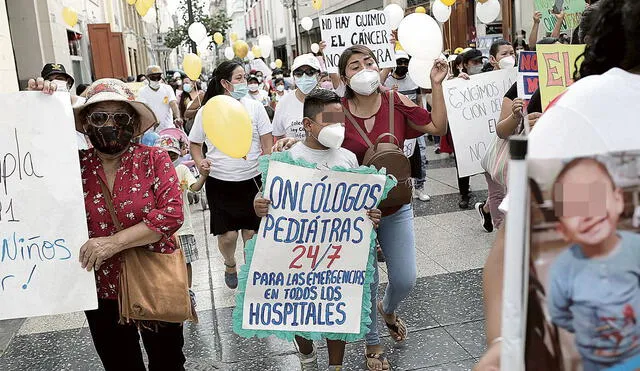 Demanda. Con el lema 'Vida sí, cáncer no', familias alzaron su voz de protesta para reclamar la atención oportuna del Estado. Foto: Gerardo Marín / La República