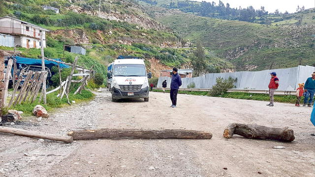 Bloqueos. Vía minera del sur recientemente fue bloqueada por Ccapacmarca. Ahora la amenaza proviene de Espinar. Foto: La República