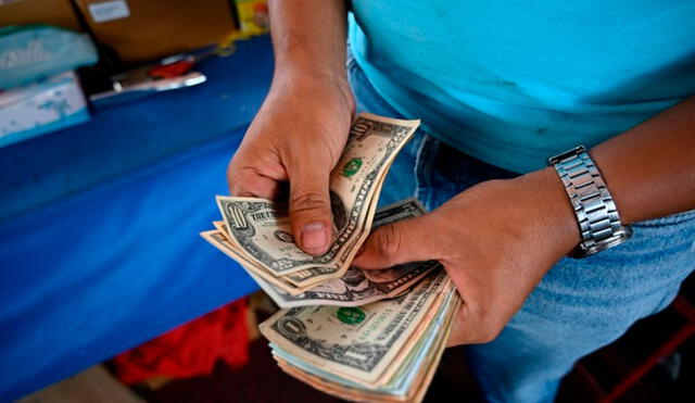 El precio del dólar BCV, así como DolarToday y Monitor Dólar, son chequeados constantemente para diversas operaciones en Venezuela. Foto: AFP