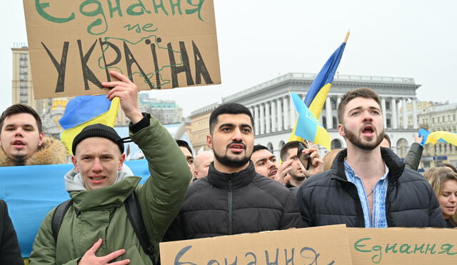 Acto celebrado en la plaza del Maidán de Kiev donde se ha cantado el himno y se ha desplegado una bandera en la fachada del edificio de correos situado en la misma plaza. Foto: EFE