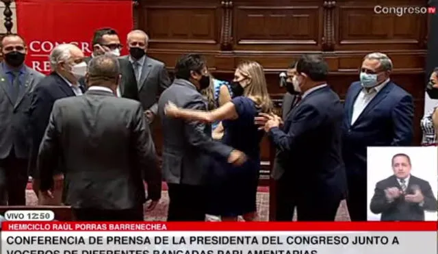 Abrazo entre Waldemar Cerrón y María del Carmen Alva. Foto: captura del Canal del Congreso