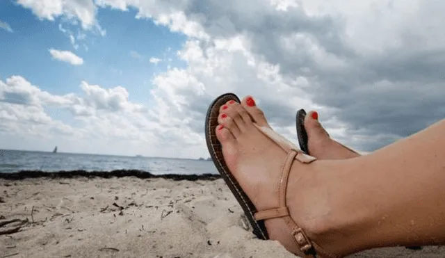 Conoce los mejores trucos para eliminar el mal olor de tus sandalias este verano. Foto: AFP
