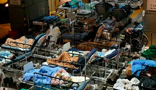 Pacientes ocupan camillas afuera del hospital Caritas Medical Centre de Hong Kong, el 16 de febrero de 2022. Foto: AFP