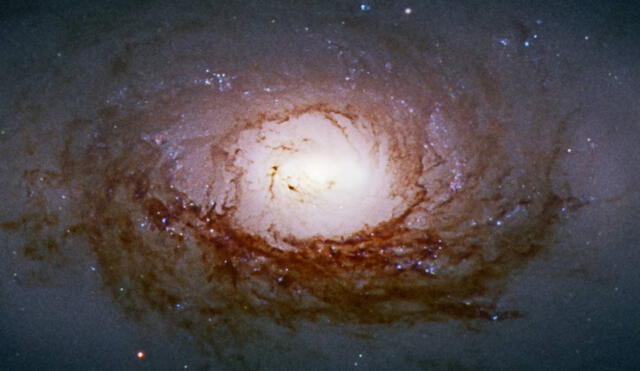 Alcioneo es una radiogalaxia gigante que mide al menos 160 veces el largo de la Vía Láctea. Foto: referencial / NASA / ESA / P. Erwin (Max Planck Institute for Extraterrestrial Physics) / Gladys Kober