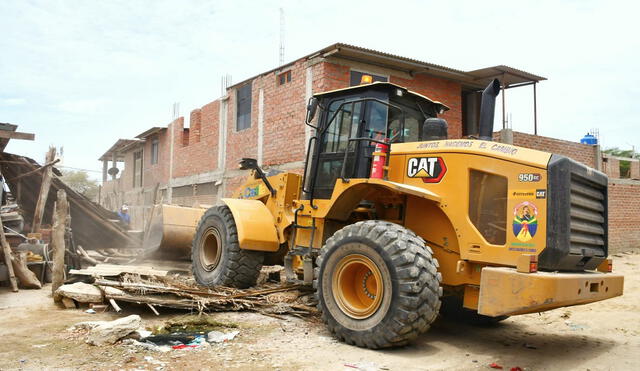 Maquinaria destruye viviendas que invadían espacios públicos. Foto: Municipalidad de Castilla