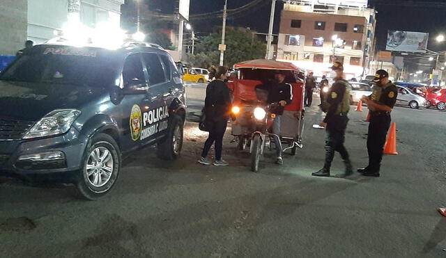 Otro de los puntos donde se instaló control policial fue el cruce de las avenidas Garcilazo y Víctor Raúl en Chiclayo. Foto: La República.