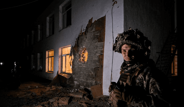 El sonido de las bombas se escuchaba desde Stanytsia Luganska, una localidad ucraniana bajo control de las fuerzas gubernamentales cerca de la línea del frente. Foto: AFP