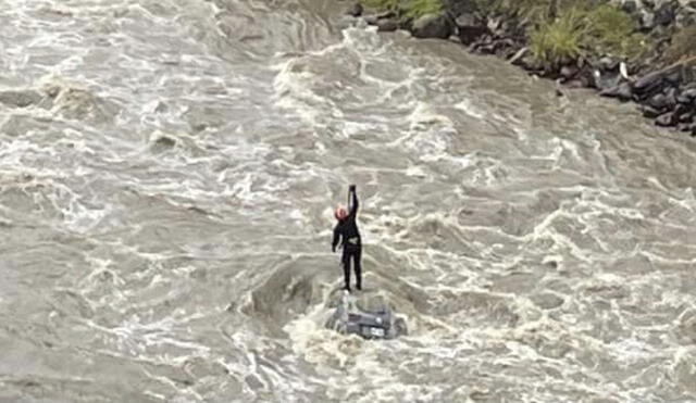 Labores de rescate se retomaron este viernes luego de que se suspendieran por el incremento del caudal del río. Foto: Facebook/Noticias Digital Áncash.