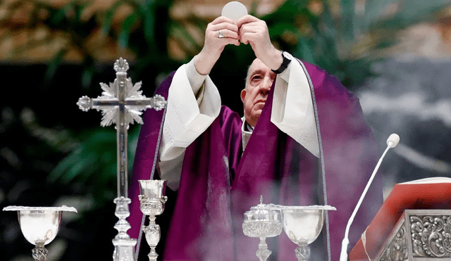 El color litúrgico de la Cuaresma es el morado, que simboliza el luto y la penitencia. Foto: EFE